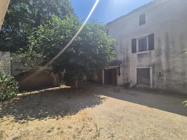 Maison de ville avec immense cour et garage