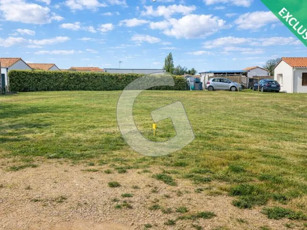 TERRAIN CONSTRUCTIBLE DE 440M²- À VENDRE AUX CONCHES À LONGEVILLE SUR MER