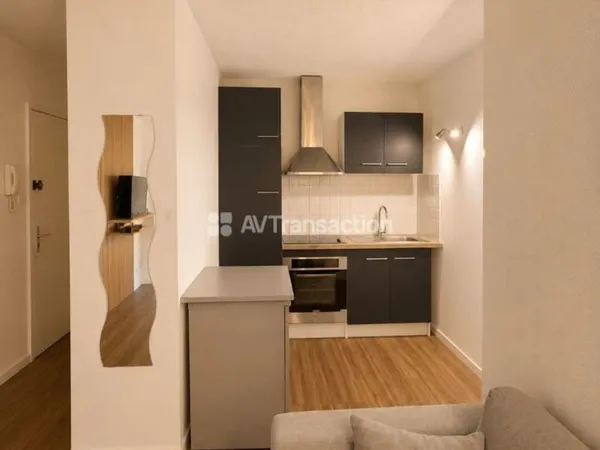 BEL APPARTEMENT 38 M² avec Balcon, cave et place de parking.