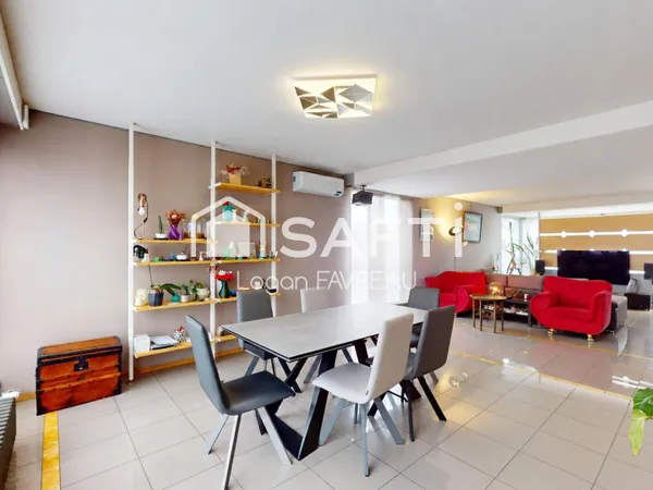 Maison de caractère, rénovée avec double garage et jardin