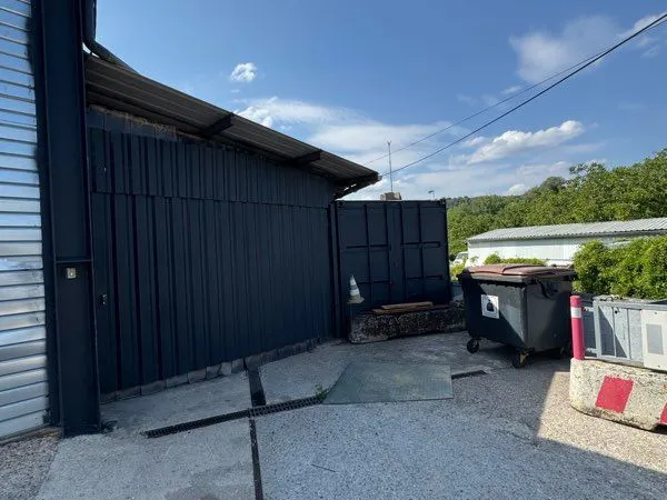 À LOUER - DÉPÔT / LOCAL DE STOCKAGE - 100 m² - ROMBAS
