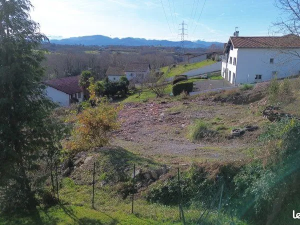 SAINT-PIERRE-D'IRUBE - TERRAIN DE 1 856 m² AVEC VUE MONTAGNE