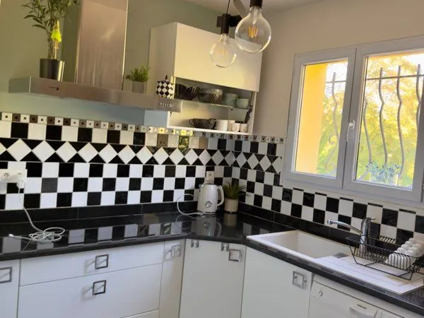 Étage villa + terrasse + balcon privatifs + jardin vue colline