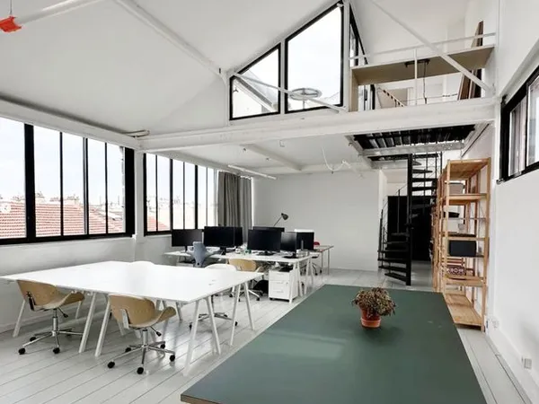 4 Postes à louer dans un bureau partagé