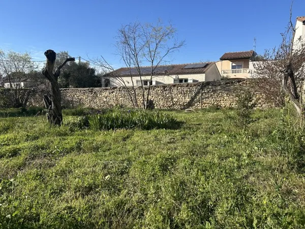 Terrain à bâtir au cur du village de Mus.