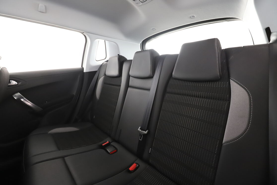Peugeot 2008 1.2 PureTech Allure — photo 13