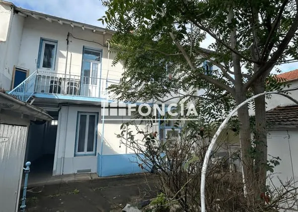 Roanne immeuble de 3 logements et dépendances