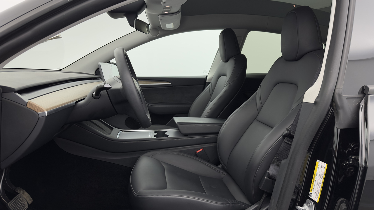 Tesla MODEL Y Standard RWD — photo 10