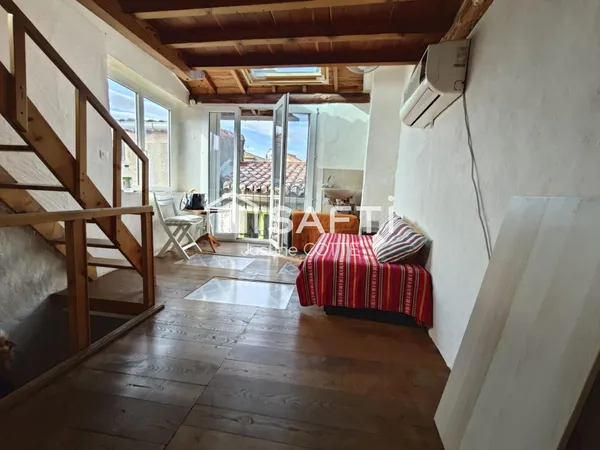 T5 vertical atypique avec mezzanine et balcon.