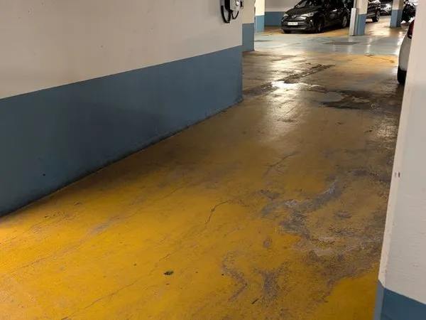 Parking avec borne recharge électrique