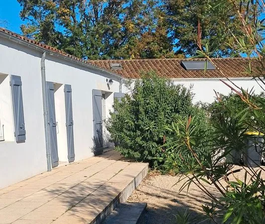 Maison meublée de charme, 3 ch, 800 m2 de jardin, piscine, à 10 min de La Rochelle