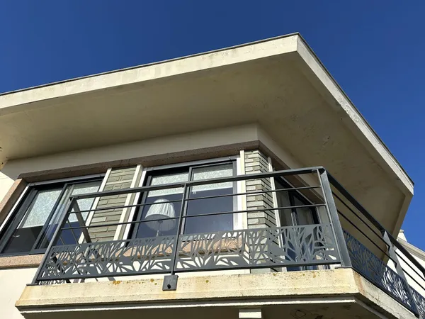 Face à l'entrée du Port