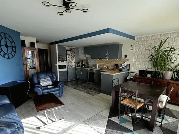 Appartement 3 pièces 67 m² avec balcon et box en bon état