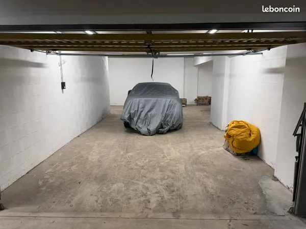 Grand garage fermé 78 m² avec EDF