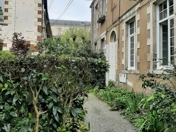 Entre le chateau, la gare et le jardin des plantes loue joli T2/3 meublé rénové.