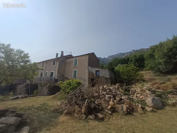 Ensemble immobilier en pierres sur caves avec vue panoramique, jardins avec fruitiers, cadre naturel