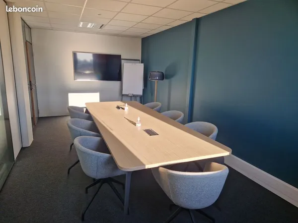 Loue 1 à 2 bureaux fermés (1 à 4 postes de travail) refait à neuf, salle de réunion, parking