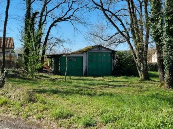 Terrain constructible la couronne avec 2 garages