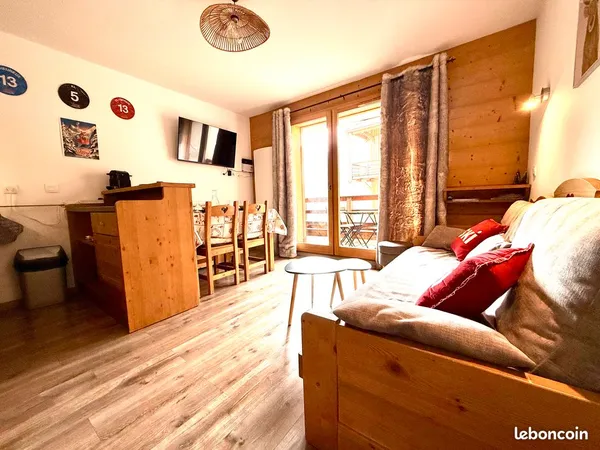 Vars, bel appartement T2 refait à neuf, garage, piscine...