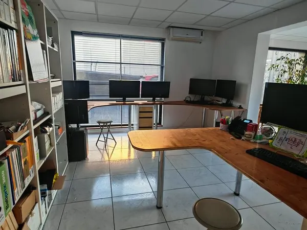 À LOUER - LOCAUX PROFESSIONNELS / BUREAUX - 100 m² - SAINT-THIBÉRY (34)