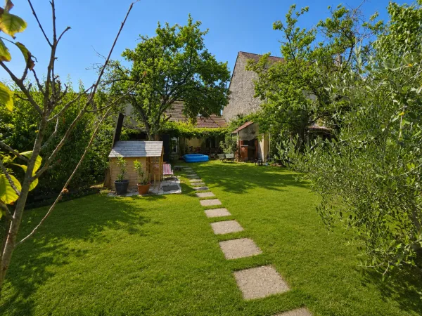 Entre Dijon et Nuits-Saint-Georges - Maison de village avec jardin et dépendances