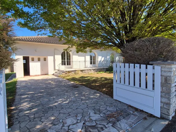 Pavillon Plain-Pied sur terrain clos et arboré, 3 chambres, proche bus et commerces