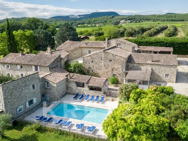 Magnifique hameau Provençal restauré avec piscine