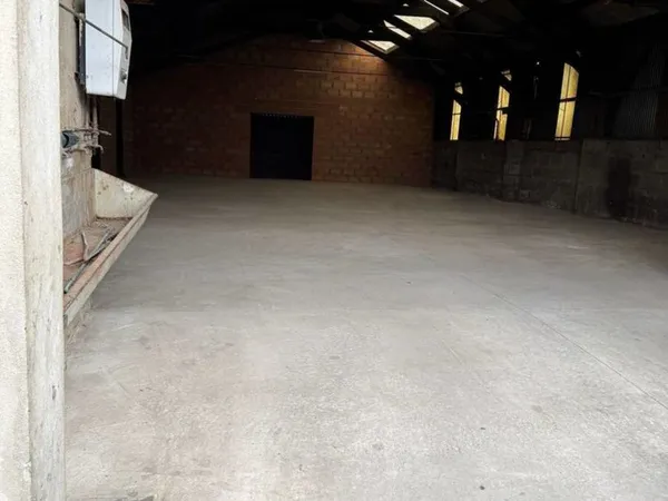 Local / Entrepôt / Garage de 303 m² ? Fort potentiel à Libou