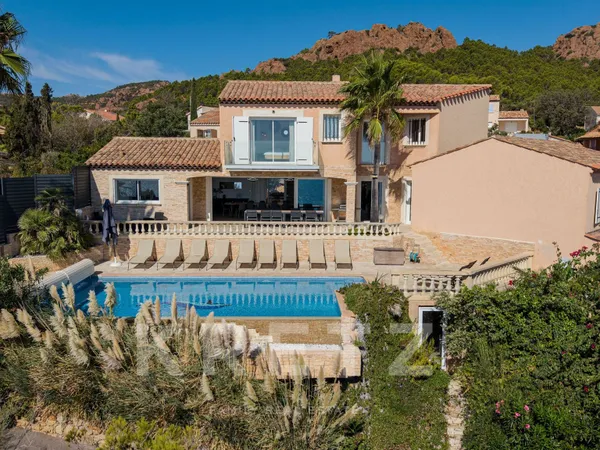 SAINT-RAPHAËL - VILLA D'EXCEPTION AVEC VUE MER