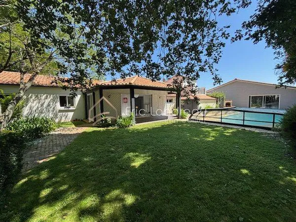 Maison 11 pièces 230 m²
