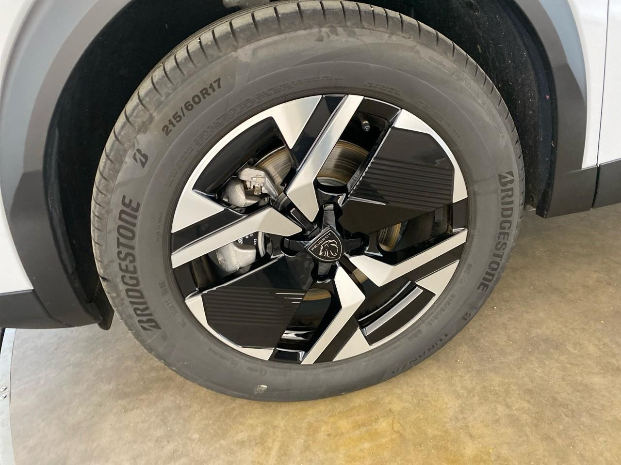 Peugeot 2008 hybrid 145 ch e-dcs6 allure — photo 11