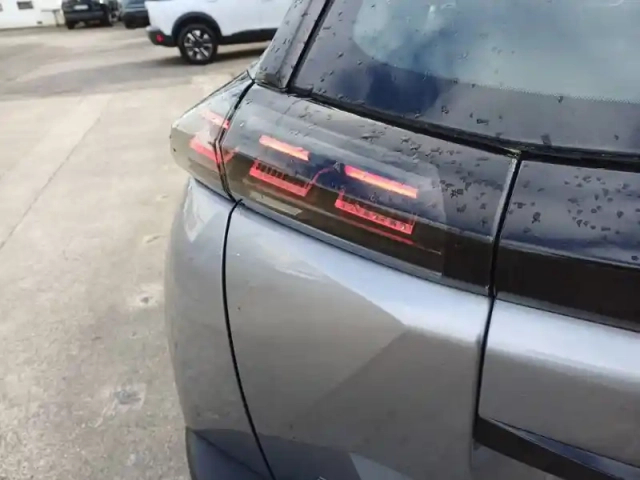Peugeot 2008 hybrid 145 e-dcs6 — photo 17