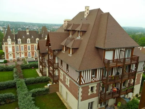 Dans une très belle résidence 'Les terrasses du Mont Canisy' et à proximité de l'hippodrome, 20mn ..