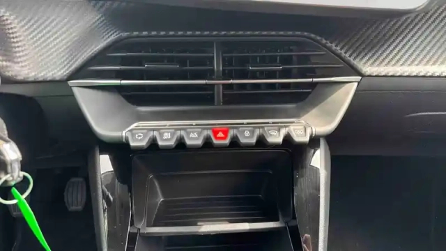 Peugeot 208 puretech 75 s&amp;s bvm5 — photo 15