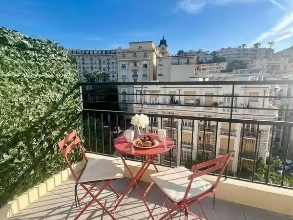 Studio meublé avec grande terrasse - Centre Nice