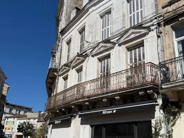 Angoulême hyper centre rue piétonne - immeuble de caractère à fort potentiel
