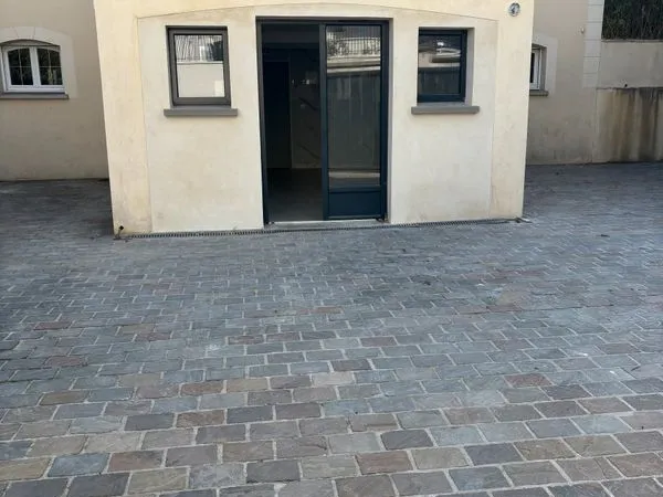 Local en face de la gare