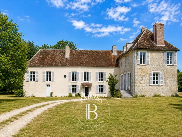 Relais de chasse du 16 ème siècle - 480 m² - Dépendance - 20 hectares de Parc