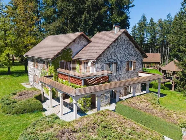 Maison 8 pièces 300 m²
