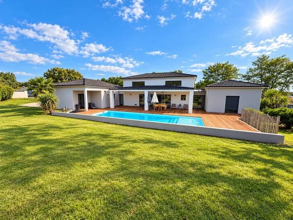 Maison d'Architecte de 185m² + piscine à Casteljaloux