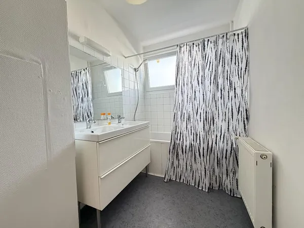 LOCATION T4 PROCHE COMMERCES ET METRO