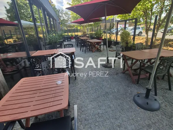 restaurant spacieux avec terrasse