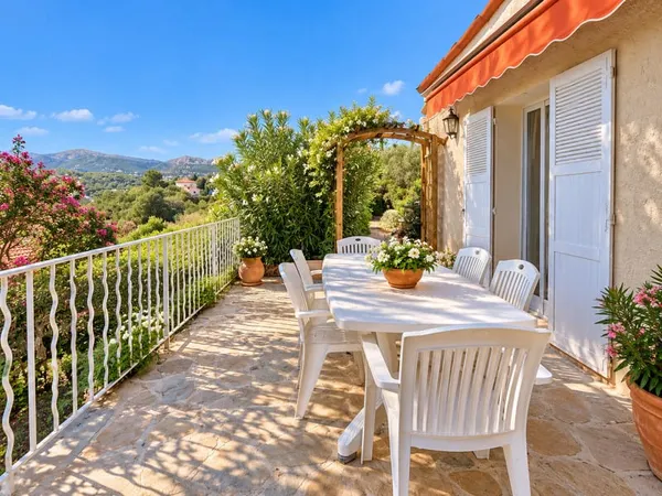 VILLA DE MACON AVEC VUE SUR LE VILLAGE DE SAINT PAUL DE VENC