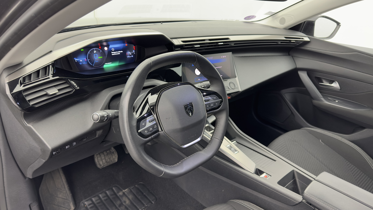 Peugeot 308 SW PHEV 180 e-EAT8 — photo 12