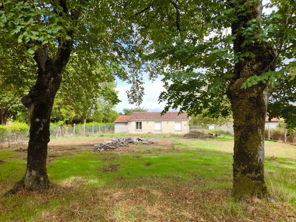Pavillon de plain-pied à rénover sur grand terrain