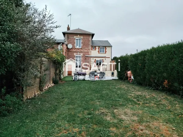 Maison de caractère avec jardin, garage double