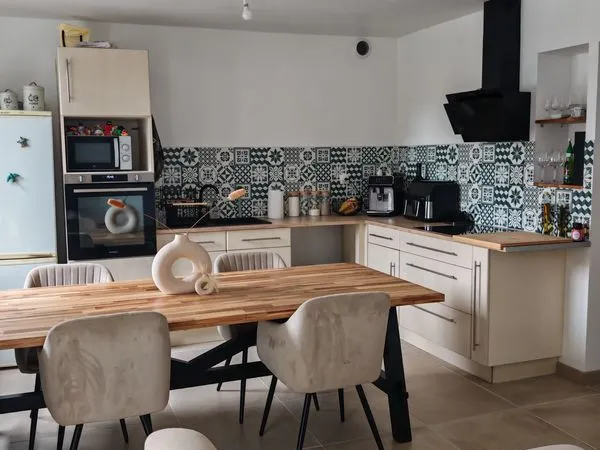 Onet-le-Château - Appartement T2 de 50 m² en RDC privatif, entièrement restauré, parking et espace v