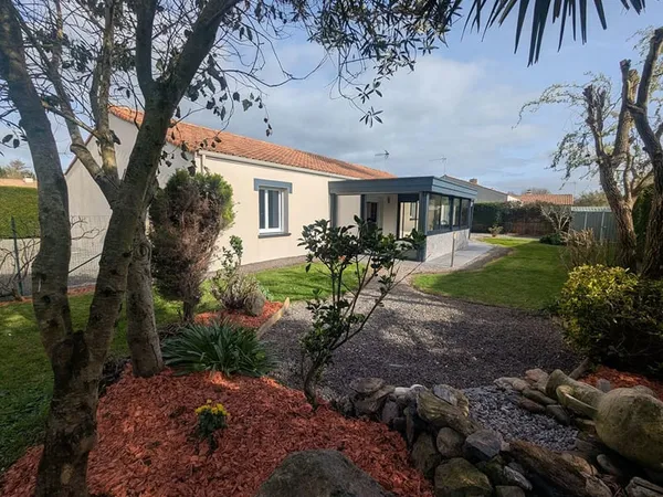 COMMEQUIERS Maison plain-pied 2008, 140m² environ, 4 chambres, avec jardin et garage