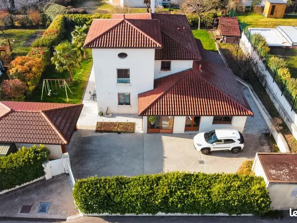 Villa 9 pièces 221 m²