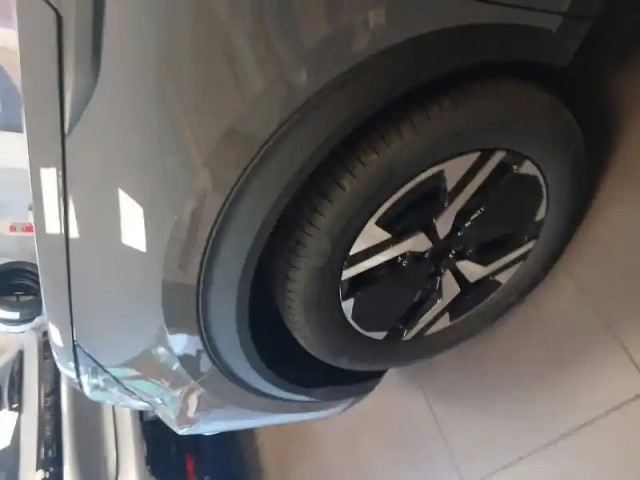 Peugeot 2008 hybrid 145 e-dcs6 — photo 11